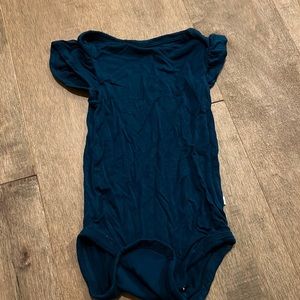 EUC Posh peanut capped sleeve Onesie size 6-12